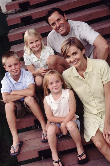 Family portrait on the steps. Photographe : Rob Lewine