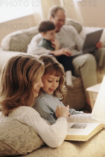 Family reading together. Photographe : Rob Lewine