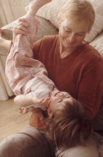 Grandmother playing with granddaughter. Photographe : Rob Lewine