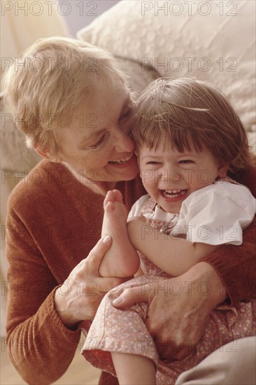 Grandmother playing with granddaughter. Photographe : Rob Lewine