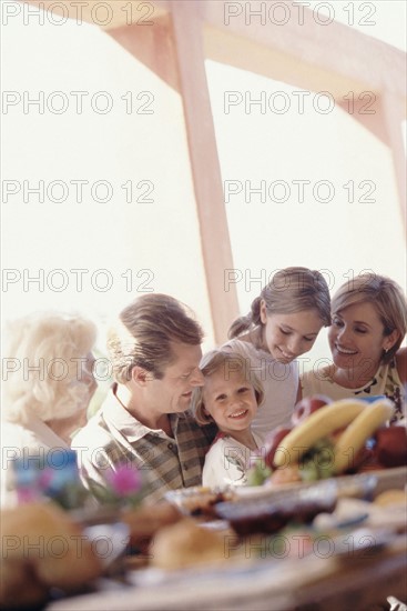 Family having a picnic. Photographe : Rob Lewine