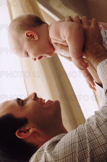 Father smiling at his baby. Photographe : Rob Lewine