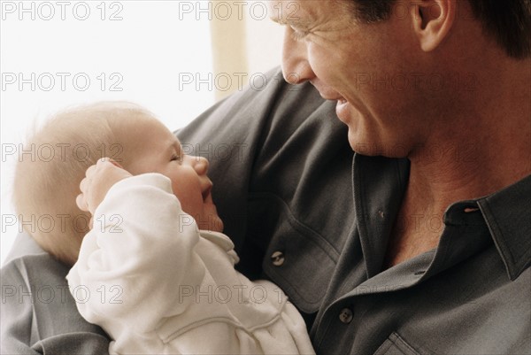 Father smiling at his baby. Photographe : Rob Lewine