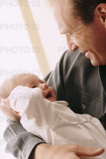 Father smiling at his baby. Photographe : Rob Lewine