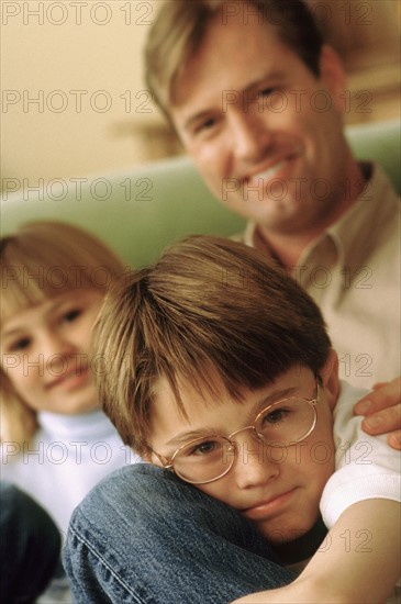 Father sitting with his children. Photographe : Rob Lewine