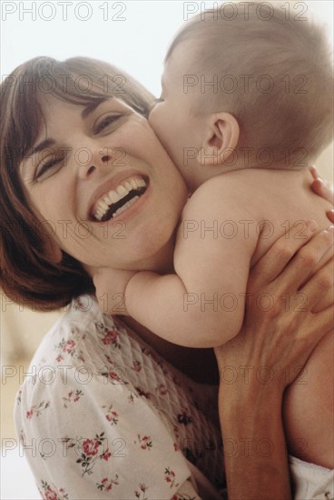 Mother embracing her baby. Photographe : Rob Lewine