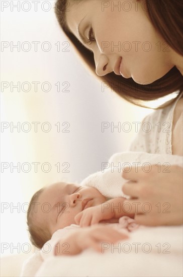 Mother holding her newborn baby. Photographe : Rob Lewine