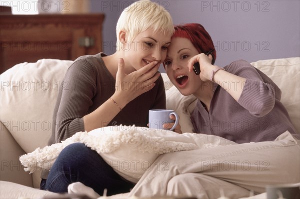 Surprised woman laughing together. Photographe : Rob Lewine