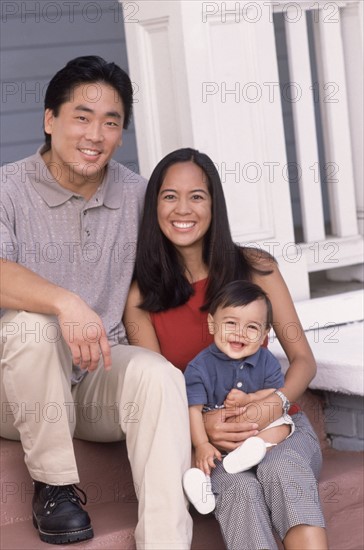 Portrait of a young family. Photographe : Rob Lewine