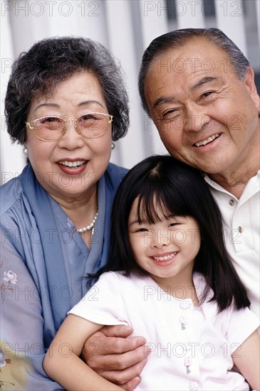 Portrait of grandparents with their granddaughter. Photographe : Rob Lewine