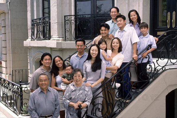 Portrait of extended family. Photographe : Rob Lewine