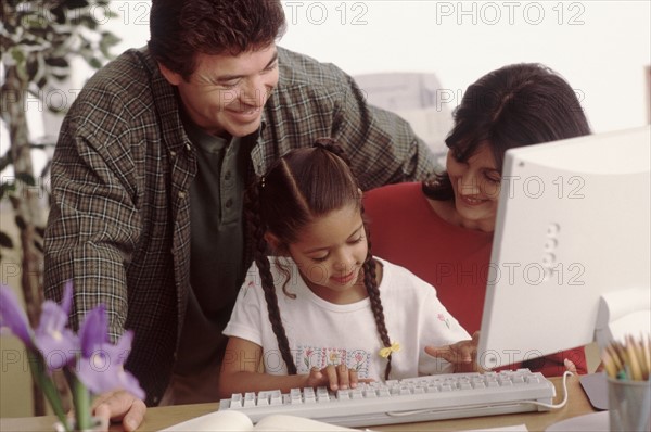 Young girl learning to use a computer. Photographe : Rob Lewine