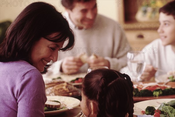 Family eating dinner at home. Photographe : Rob Lewine