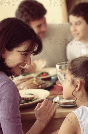 Family eating a meal together. Photographe : Rob Lewine