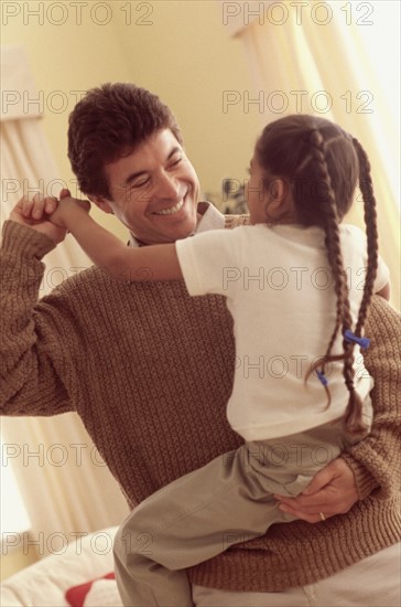 Father dancing with his daughter. Photographe : Rob Lewine