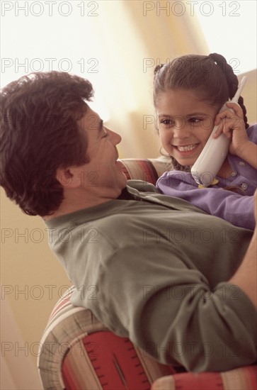 Young girl talking on the phone. Photographe : Rob Lewine