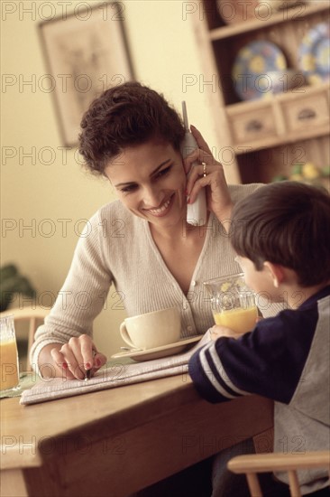 Multi tasking mother. Photographe : Rob Lewine