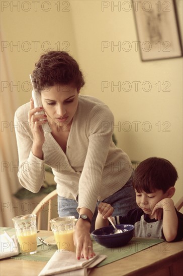 Multi tasking mother. Photographe : Rob Lewine