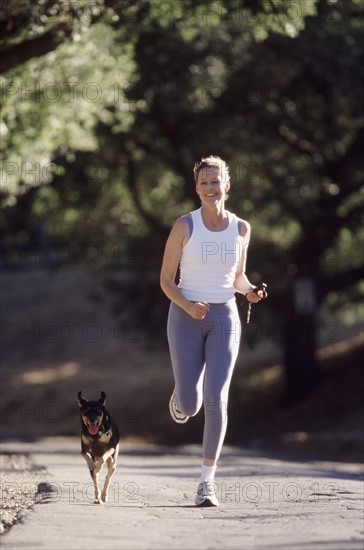 Woman running with her dog. Photographe : Rob Lewine