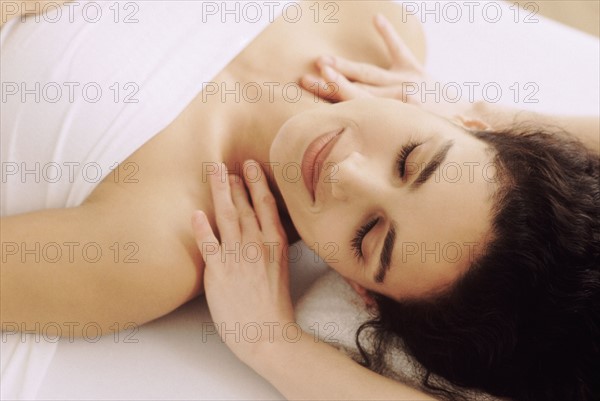 Woman enjoying a massage. Photographe : Rob Lewine