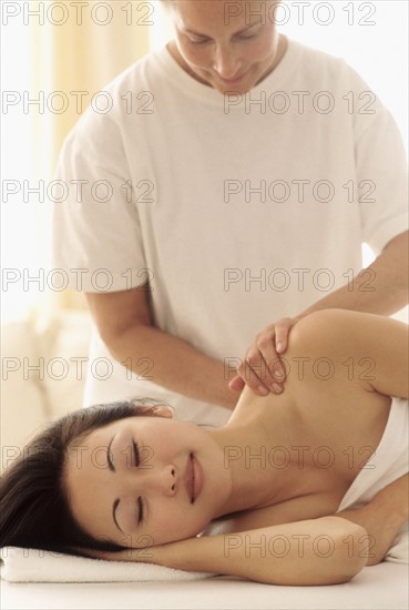 Woman enjoying a massage. Photographe : Rob Lewine