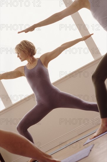 Woman doing a yoga pose. Photographe : Rob Lewine