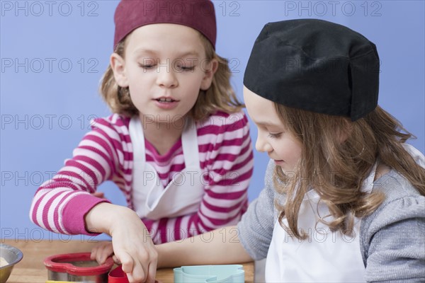 Young girls baking. Photographe : Dan Bannister