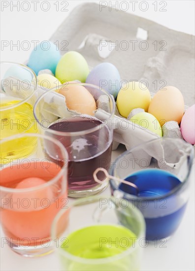 Glasses of dye and colored eggs. Photo : Jamie Grill