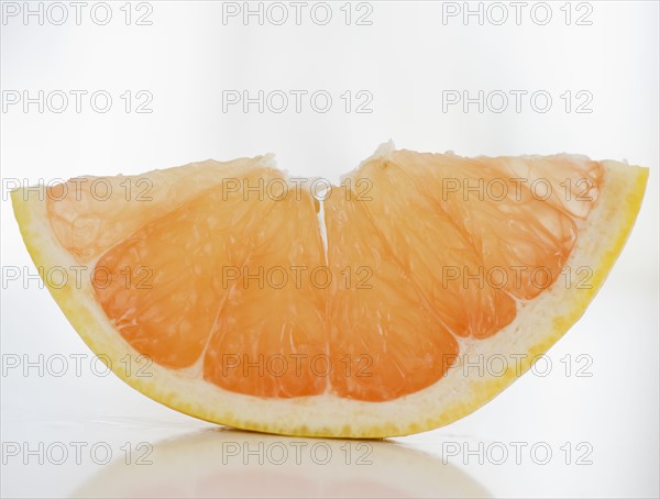 Slice of fresh grapefruit. Photo : Jamie Grill