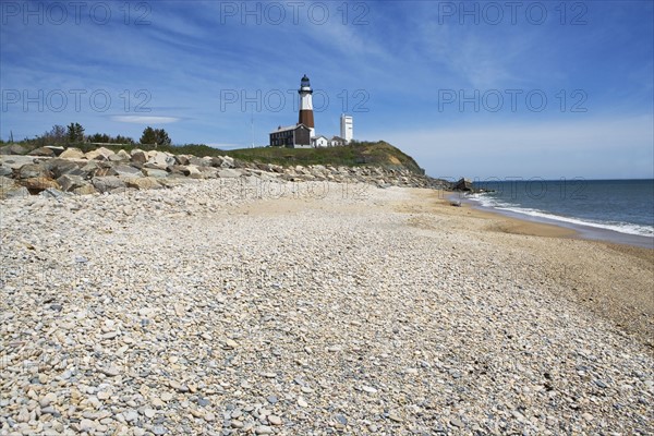 Beach with lighthouse in background. Photo : fotog