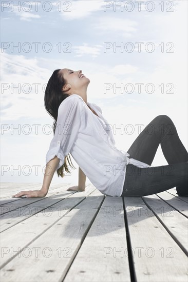 Woman relaxing on porch. Photo : momentimages