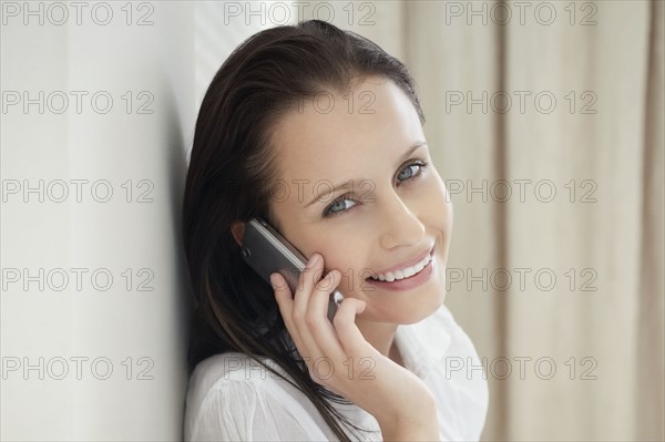 Pretty woman talking on cell phone. Photo : momentimages