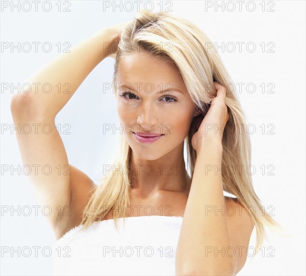 Pretty blond woman wearing a towel. Photo : momentimages