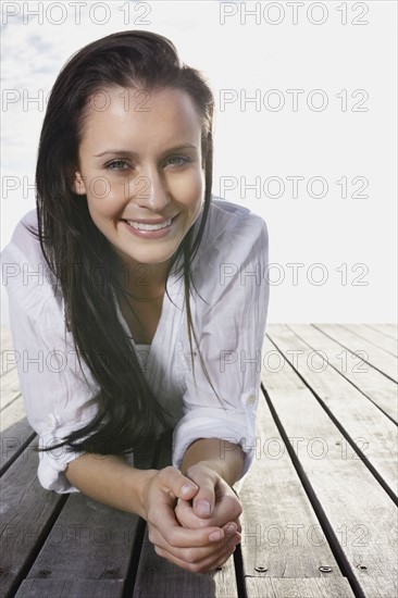 Brunette relaxing on porch. Photo : momentimages