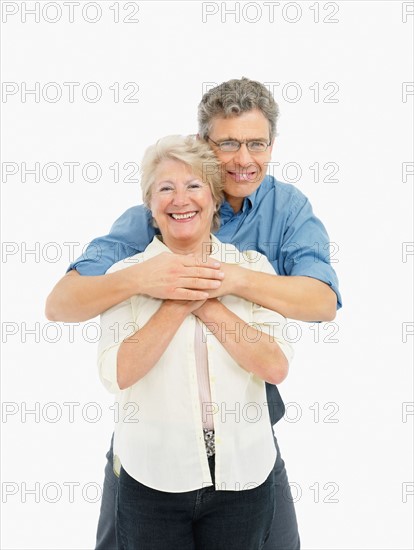 Retired couple embracing. Photo : momentimages