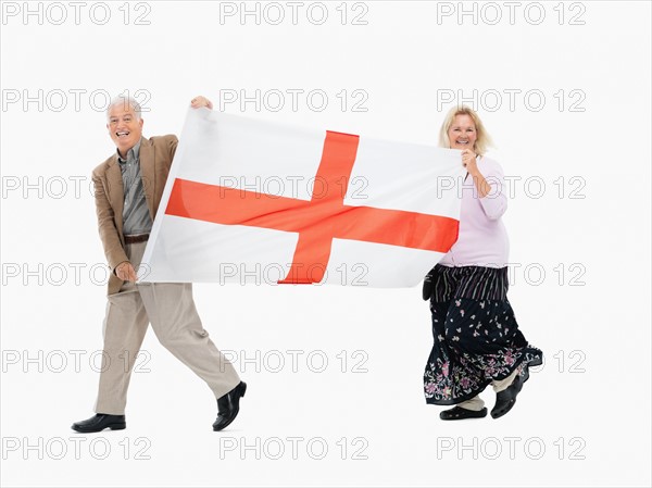 Two people carrying the flag of England. Photo : momentimages
