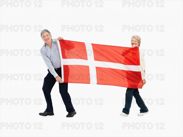 Two people carry the Danish flag. Photo : momentimages