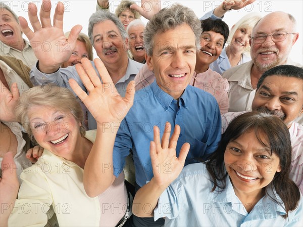 A group of people waving. Photo : momentimages