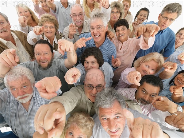 A group of people pointing up. Photo : momentimages