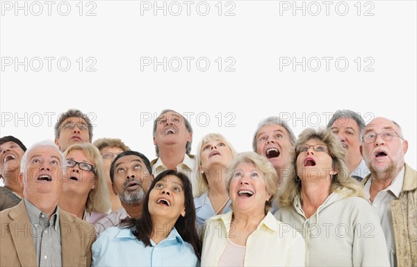 A group of people looking up. Photo : momentimages