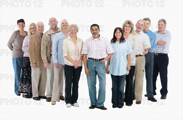 A group of people standing in a row. Photo : momentimages