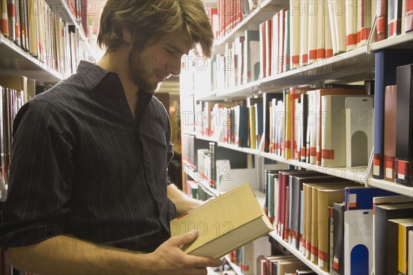 Teenage student in library. Photo : Stewart Cohen