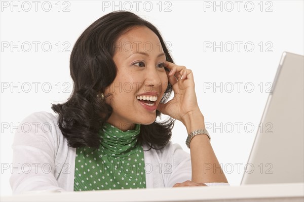 Happy woman looking at laptop. Photo : K.Hatt