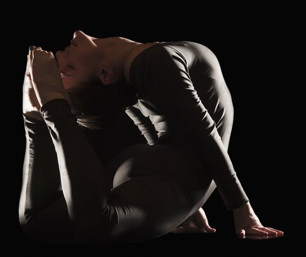 Contortionist bending over backwards. Photo : Mike Kemp