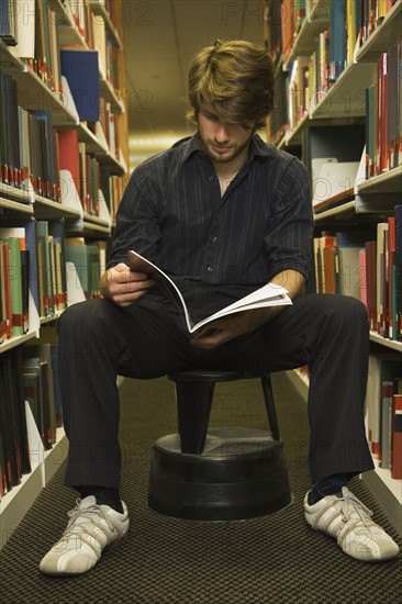 Teenage student in library. Photo : Stewart Cohen