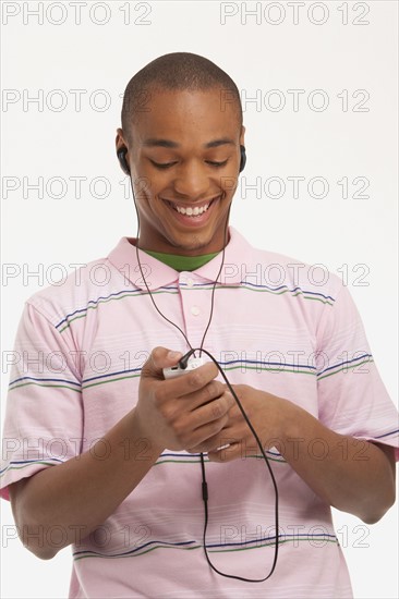 Man listening to music on earphones. Photo : K.Hatt