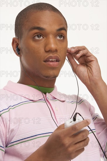 Man listening to music on his I pod. Photo : K.Hatt