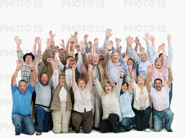 A group of people with their arms raised. Photo : momentimages