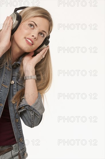 Pretty blond woman wearing headphones. Photo : K.Hatt