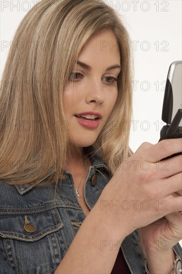 Pretty blond woman texting. Photo : K.Hatt